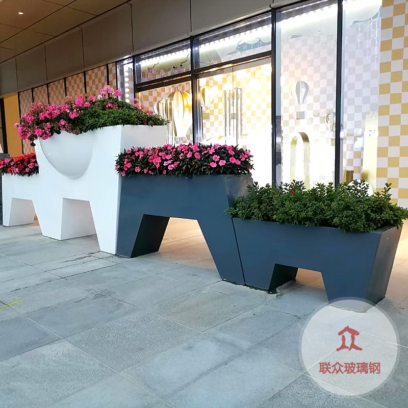 傳統(tǒng)手糊式玻璃鋼雕塑制品給人的感覺