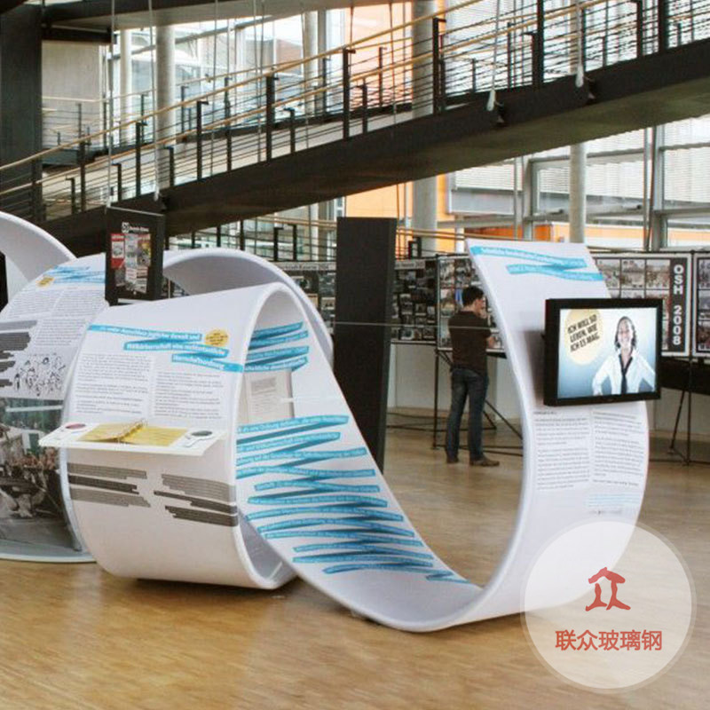 廠家直銷玻璃鋼創(chuàng)意真實VR實驗模擬烤漆飛船飛機游戲設備外殼